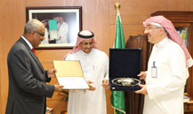 Dr. Memish Presents the Supervisor-General of Anti-Smoking Program with the WHO Award
