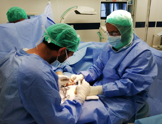 استئصال ورم ملتصق بأعصاب اليد لمريضة في مستشفى الملك فهد بجازان