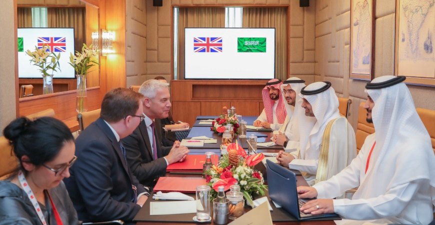 The Minister of Health Meets his British Counterpart in India