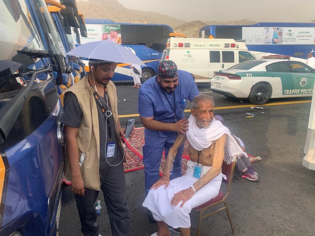 MOH Convoy Enables an 80-Year-Old Pilgrim Suffering from Lung Cancer to Perform Arafa Ritual